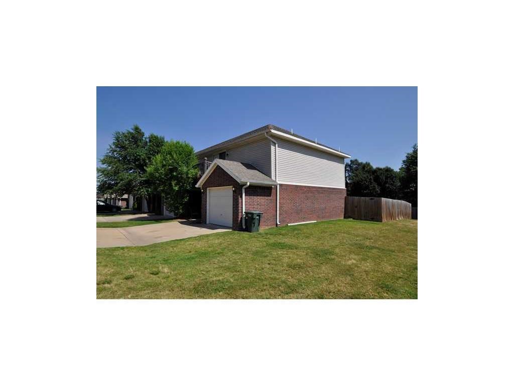 Cute 2 bedroom 2 1/2 bath town home. W/d connection, fenced in backyard. Large walk-in closets. Close to university. Taking applications now.