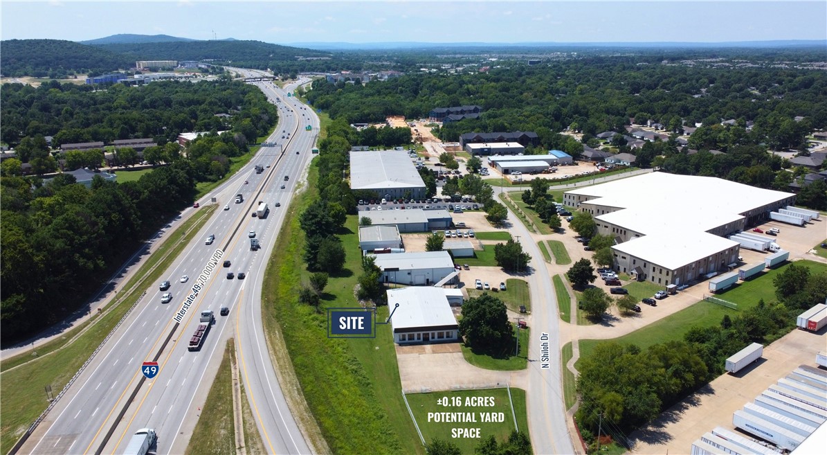 Available: 6,400 sf.
Asking rent: $15.00 psf.
Rent type: Modified gross.
Bay doors: 2.
Min wall height: 12' x 3".
Max peak height: 16' x 4".
Yard space: Potentially ±0.16 acres.
Parking spaces: 8+ grass parking area.
Power capacity: Three phase.
Property highlights
Directly off i-49 in fayetteville, this modern 6,400 sf showroom/warehouse space is just one minute from the interstate. The property features 2 grade-level doors, 2 restrooms, a breakroom, a monument sign at the back of the building, and 0.16 acres of potential yard space.