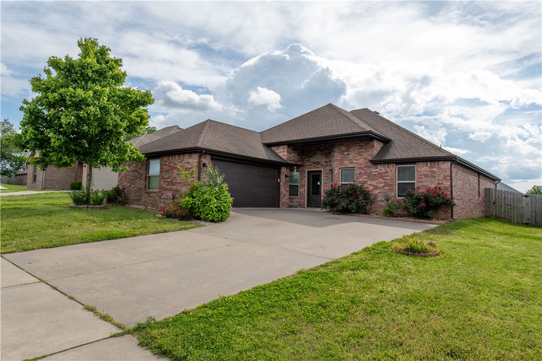 Discover incredible value in this well-built 4-bedroom, 2-bathroom home, complete with a spacious formal dining area, located in the desirable Kerelaw Castle subdivision—just 3.7 miles from the Walmart Home Office.
This thoughtfully designed home features an open-concept layout, granite countertops, generously sized bedrooms, and a beautifully crafted patio with deck perfect for relaxing or entertaining. The large backyard offers plenty of space for a garden or custom landscaping, while the peaceful setting and friendly neighborhood make daily walks a joy.
Enjoy the benefits of a well-maintained community with no HOA fees. This home has everything you need—don’t miss your chance to make it yours!