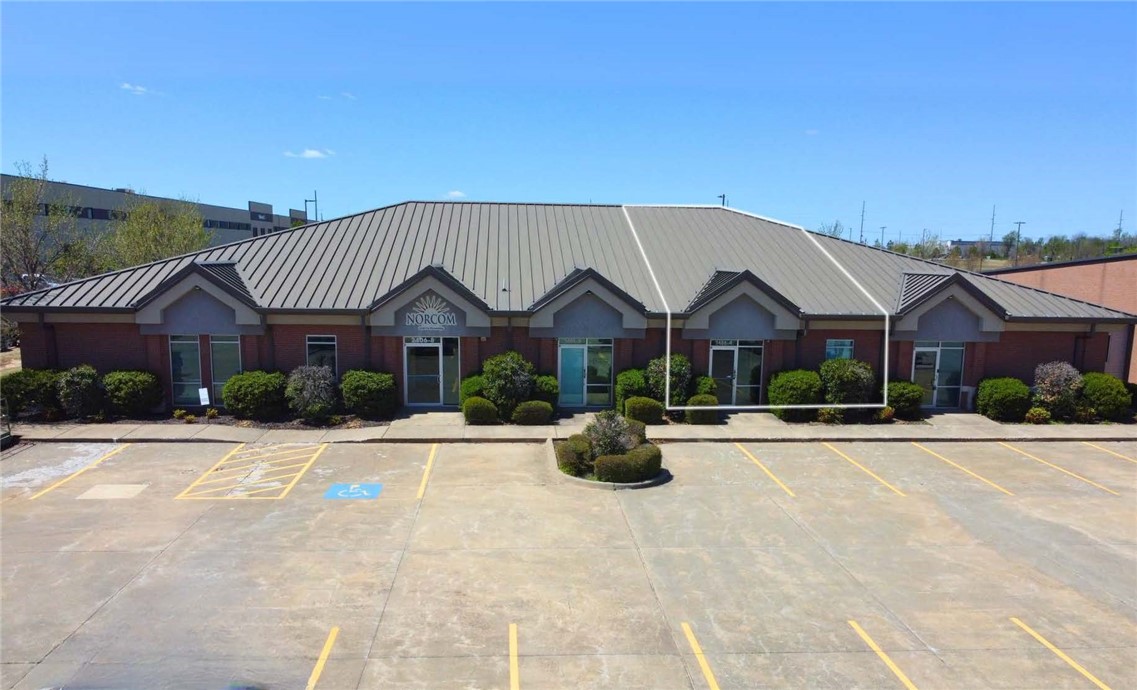 Prime business district location – minutes from the new Walmart home office campus.
Open workspace + private offices – flexible layout to accommodate collaborative and individual workstyles.
Second-generation space – plug-and-play ready for immediate occupancy.
Easy access to SE Walton Blvd & I-49 – seamless connectivity to all of Northwest Arkansas.
Strategic location: situated in one of Bentonville’s most active office corridors, near top employers, retail, and dining options.
Perfect for professional services: ideal for legal, financial, marketing, logistics, or supplier support offices.
