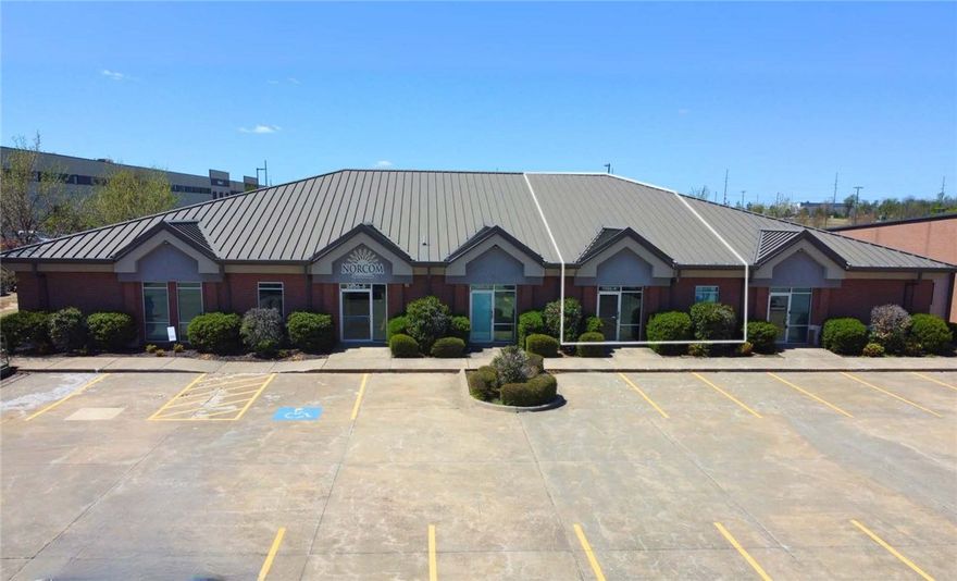 Prime business district location – minutes from the new Walmart home office campus.

Open workspace + private offices – flexible layout to accommodate collaborative and individual workstyles.

Second-generation space – plug-and-play ready for immediate occupancy.

Easy access to SE Walton Blvd & I-49 – seamless connectivity to all of Northwest Arkansas.

Strategic location: situated in one of Bentonville’s most active office corridors, near top employers, retail, and dining options.

Perfect for professional services: ideal for legal, financial, marketing, logistics, or supplier support offices.