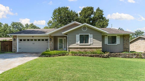 Photo of 5 Clevedon Circle, Bella Vista, AR 72715 (MLS # 1356176)