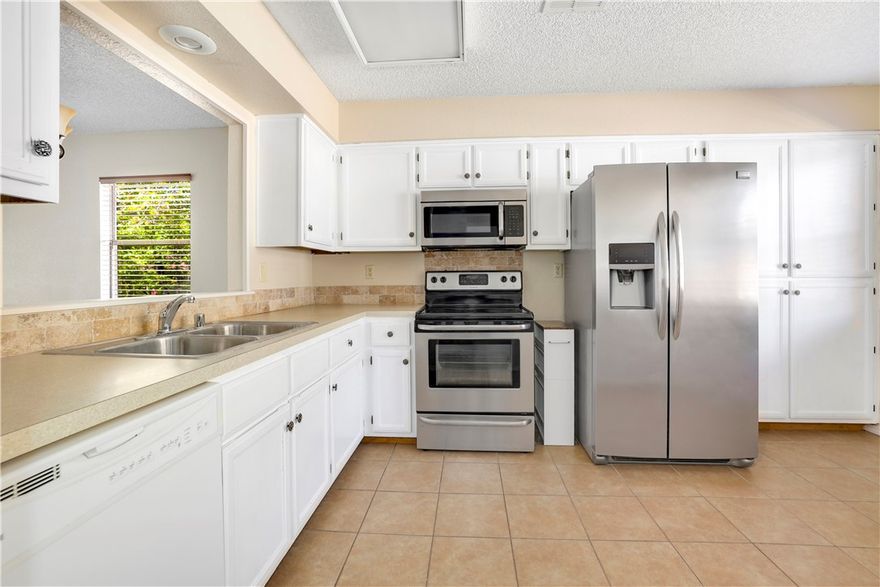 Low-maintenance living in the heart of Bella Vista! This charming one-level townhome offers 2 bedrooms, 1.5 bathrooms, and an unbeatable location just across from Metfield Golf Course and minutes from trails, the clubhouse, and Metfield Park. Enjoy a spacious living room with sliding glass doors that open to a private back patio—ideal for relaxing or taking in the wooded surroundings. Nestled on a corner lot, this unit offers added privacy and beautiful natural views. Recent updates include new flooring, fresh interior paint, and new kitchen appliances, making this home move-in ready.
