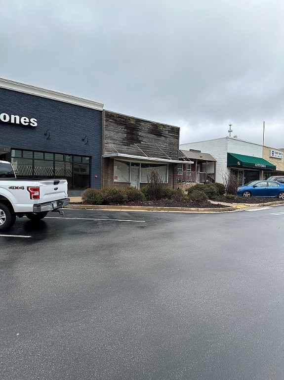 Seize the opportunity to own this premium commercial property in the heart of Gravette's thriving business district. Located in a rapidly expanding area, this 1,396 SF space has been gutted and offers excellent visibility, high traffic exposure, and endless potential for several building options-Retail, Office, or Mixed-Use Development. Ample street parking for customers and employees, modern infrastructure with flexible layout options, and convenient access to major highways.