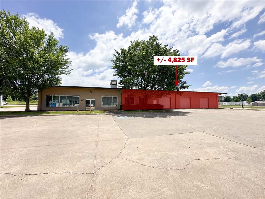 Warehouse/flex space opportunity at Har-Ber Crossing Plaza. This +/- 4,825 SF space offers 3 overhead
doors measuring 10ft wide by 14ft tall, a spacious warehouse space, one restroom, two rooms that can
be used for storage space, additional offices or conference room, an office, and reception area. Total
office space is +/- 1,275 SF. The warehouse is only heated, no air conditioning at this time. Prime
location, situated just a mile west of I-49 and less than a quarter mile from the 412/112 intersection,
ensuring easy accessibility. Ample parking for employees and visitors. Modified Gross Lease with tenants
responsible for $550/mo for all utilities in addition to rent. Take advantage of this well-placed space to elevate your business!