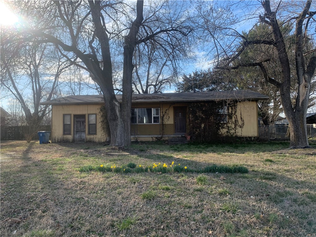 This charming 4-bedroom, 1-bathroom home nestled in the heart of Pea Ridge presents an ideal canvas for investors seeking to add value with a touch of TLC.
Prime location in the highly desirable Pea Ridge area, this property offers convenience and accessibility to local amenities and schools. New deck and new HVAC in 2020.