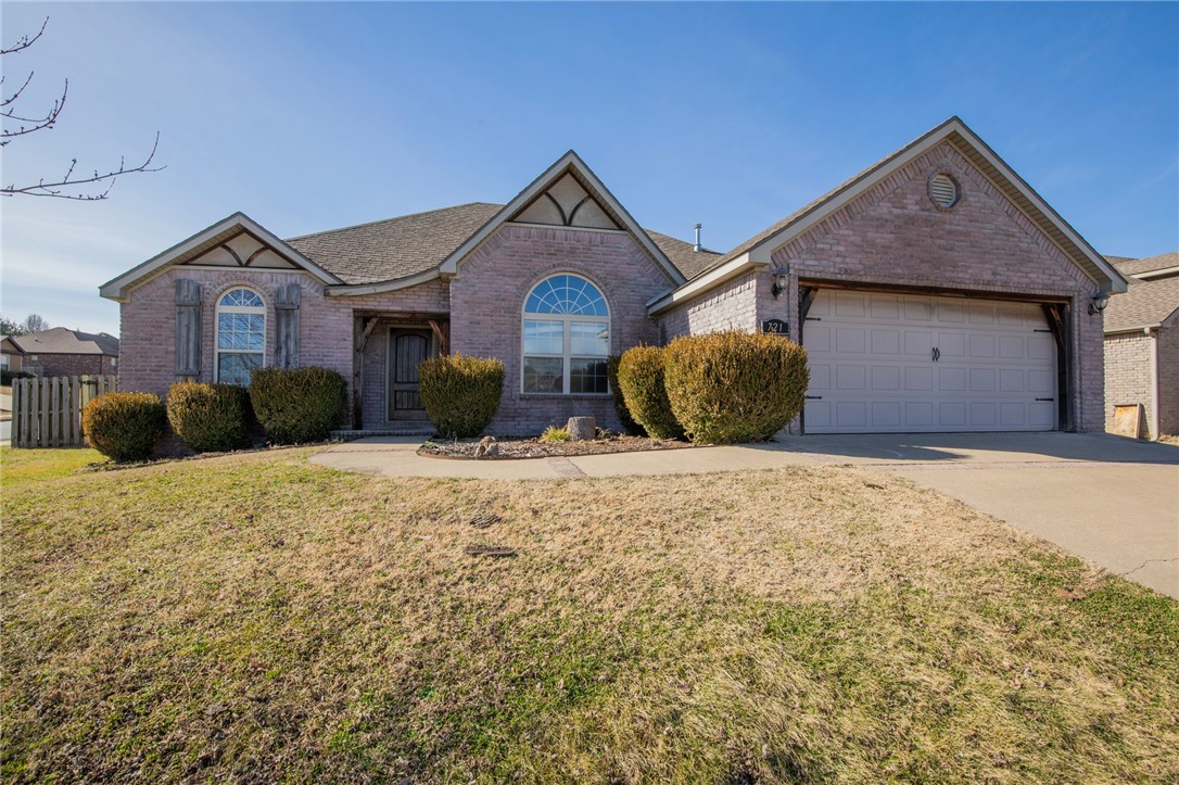 Great home in the Sienna at Cooper's Farm subdivision. Located on a corner lot, the home features an ppen floor plan with four beds, two full baths. Hardwood in main living area, tile in wet areas and carpet in bedrooms. Gas log fire place. Close to schools. Community Club House with pool, fitness center and park. You can walk to the city lake and city park which includes a new splash pad.