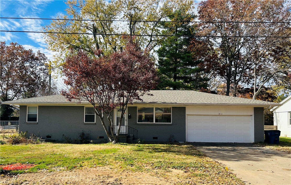 location location location! Beautifully renovated house in walking distance to Bentonville square, the Heart of Bentonville! Close to shopping and restaurants as well as the Mountain Bike trails. New floors, fixtures, and granite counters. Nice open floor plan. Kitchen has a large Island for added counter space, pantry and a bayed window in dining area. Large chain linked fenced yard with mature trees on a corner lot. Owner to manage with approved application. Pet negotiable with nonrefundable pet fee
