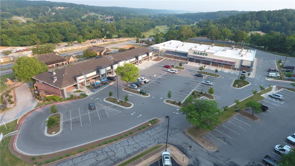Retail space available at Town Center East in Bella Vista, Arkansas. Highly visible shopping center in the heart of the city surrounded by residential neighborhoods and near Tanyard Creek, the Back 40 trailhead, Lake Norwood and Bella Vista Country Club Golf Course. Bella Vista Way (Highway 71) boasts more than 35,000 cars per day and is a main connector between Missouri commuters into the
Northwest Arkansas market. Town Center East has recently gone through an exterior renovation, parking lot extension and Harp’s Food Store expansion making the center highly-desirable.
