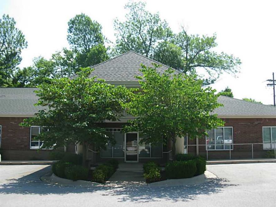 Office suite for lease in Calypso Crossing in Fayetteville. Close to I-49 and University of Arkansas.  Large 20x 25 room with 2 private offices, and a bathroom.  Call today for showings