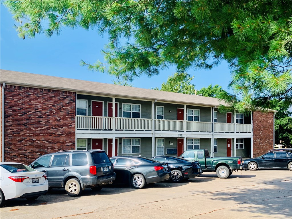 This 2 bed, 1 bath apartment is close to the John Brown University and has laundry facilities on-site. The cute kitchen includes plenty of storage space. Hard surface flooring throughout. Lower level apartment. Pets limited to one pet under 25 lbs. when full grown. Apply online at www.nwarentalhomes.com