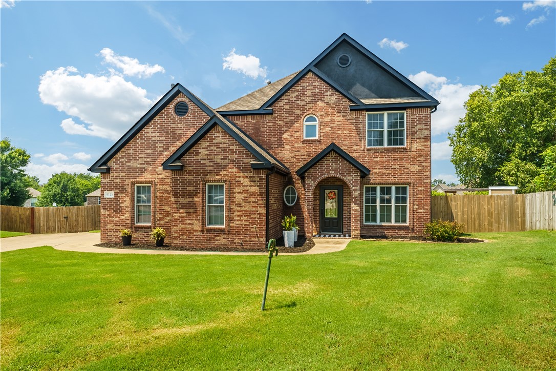 Welcome to 6125 W Pleasant Place in West Rogers! This stunning rental home features 3 bedrooms, 2 bathrooms, and an inviting open-concept layout. The living room is filled with natural light and flows seamlessly into the kitchen, complete with stainless steel appliances, ample cabinetry, and a breakfast bar.
The spacious primary suite includes a walk-in closet and private bath, while the additional bedrooms offer plenty of space for family, guests, or a home office. Step outside to your own backyard oasis ā a sparkling private pool surrounded by a fenced yard, perfect for relaxing, entertaining, or enjoying warm Arkansas summers. Located just minutes from shopping, dining, trails, and top-rated schools, this home provides the perfect balance of comfort and convenience in one of Rogersā most desirable neighborhoods.