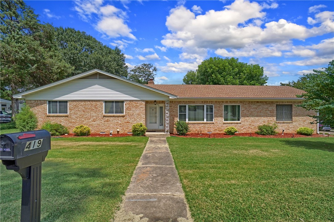 If West Russellville is on your short list of areas to live in then check out this great house in Woodridge Estates. With 1900 heated a cooled sq feet this one offers plenty of room inside. It has two living areas, a large kitchen with tons of cabinets, HUGE laundry room with sink, three large bedrooms and two full baths. One of the living areas has a fire place that lights up the room and there is also a dinning area for entertaining and gatherings. Outside there is a nice covered deck ready for a BBQ. You will also love the whole home generator. All this on a large corner lot. Don't over look this one. It is a nice home!