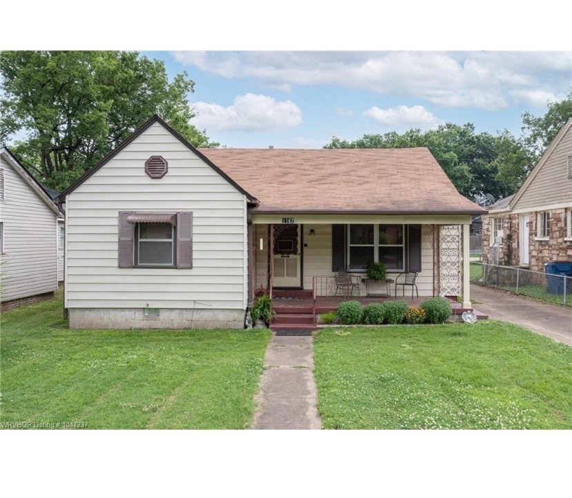 Near Baptist Health hospital and Creekmore Park. Also close to churches, schools, recreation and shopping.