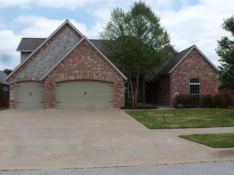 Gorgeous home in desirable location. 4 BD/4BA, spacious open floor plan on a big lot. Great bonus room space for family entertainment.