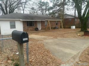 Great starter home in a conforming neighborhood on the edge of Ozark. Close to shopping, work and schools. Great chance to invest some sweatequity and reap the rewards, call for you showing today!