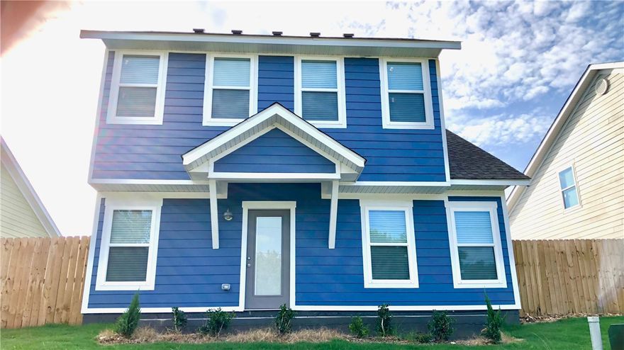 Adorable newer construction. Enjoy all the amenities of the Links while living in a 3 Bedroom single family home. Close to I-49, Bus Route; Restaurants.