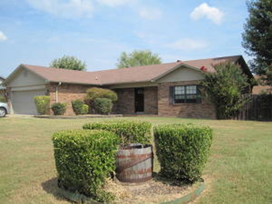 Beautiful 3 bedroom 2 full bath home with a fenced yard in the Pottsville School District.