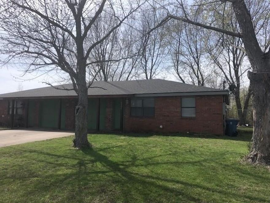 Great location!  This clean, 2 bed, 1 bath duplex comes with a refrigerator and partially fenced backyard.  Schedule your showing today, before it's gone.