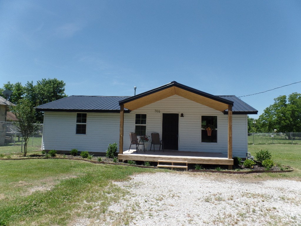 Check out this adorable, totally remodeled home! Beautiful wood floors, nice kitchen with stainless steel appliances, gas range. Just minutes from all downtown Siloam has to offer!