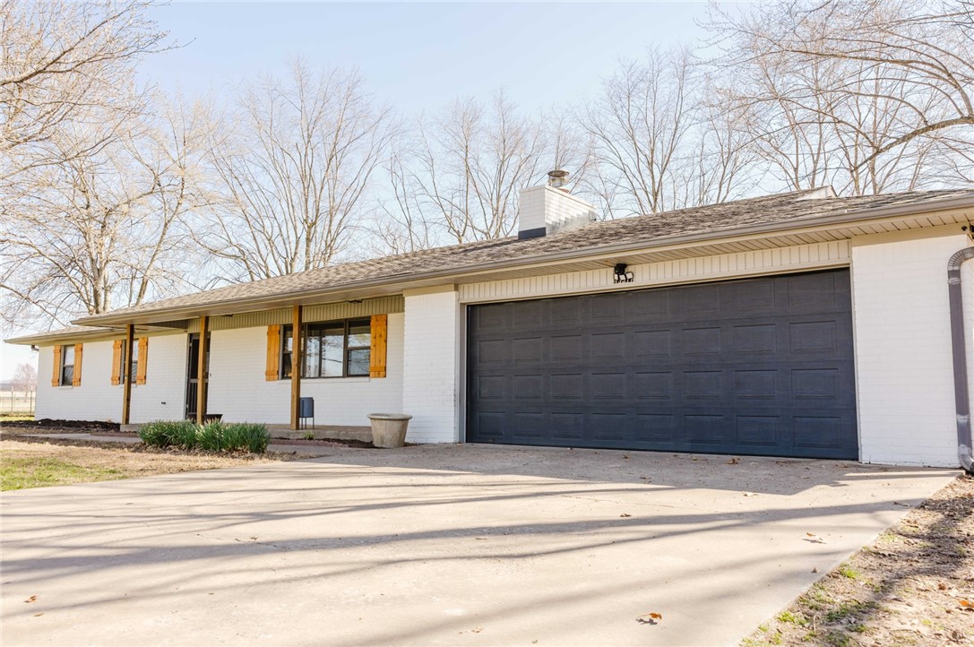 Charming Home with Income-Producing Guesthouse in
Farmington, AR. This 3-bed, 2-bath home on nearly 1 acre offers comfortable living space.
Enjoy an open-concept living area, updated kitchen, and a spacious master suite. The large
yard provides plenty of room for outdoor activities with mature trees surrounding the
property. Enjoy watching horses and cattle from your back porch on cool summer nights.
Property offers a 2-bed, 1-bath detached apartment currently rented for $1,200/monthāideal
for rental income, guests, or extended family. Located outside of city limits, close to
Farmington schools and amenities, with easy access to Fayetteville and only 12 minutes to
The University of Arkansas. This property is perfect for those seeking a cozy home with a
lucrative investment opportunity, ADU, airbnb, vrbo, Casita, apartment, guesthouse,
mother-in-law suite, or rental. Schedule a tour today!