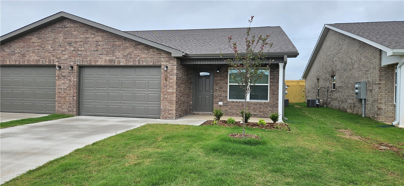 Brand new duplexes in Bentonville close to NWA Regional Airport for lease. Home features 3 bedrooms, 2 bathrooms, 2 car garage, LVP throughout home, granite countertops, ceiling fans, open floorplan, covered back patio for grilling/entertaining, fenced in yard and all appliances included. 1 month free rent for tenant with all 1-year leases signed by August 1st, 2025.