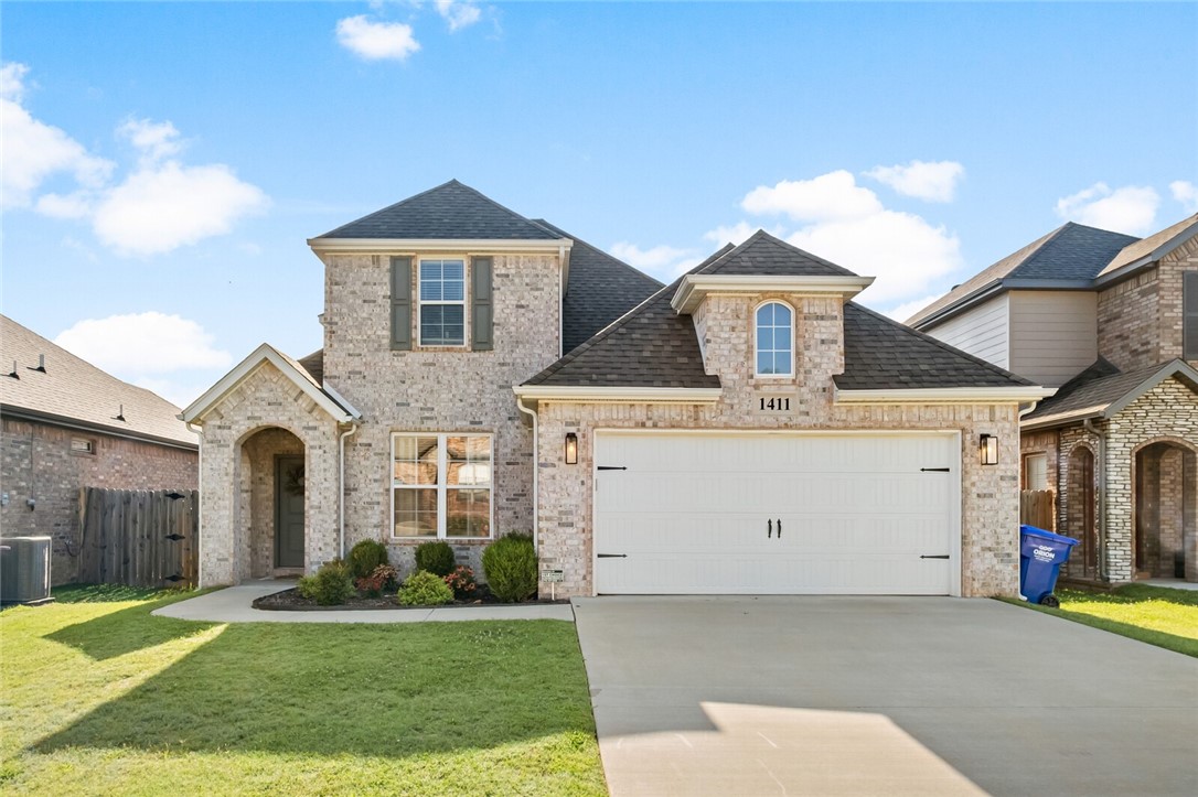 Experience the charm of this beautiful 4-bedroom, 3-bathroom single-family home available for lease in the Rogers school district. Ideally situated between I-49 and US-71 off of Pleasant Grove Rd, this home offers quick access to all of Northwest Arkansas. Washer, dryer, and refrigerator included with the house. Available starting July 28th, with showings commencing on the same date. Minimum 1 year lease required. Don't miss the opportunity to make this your new home!