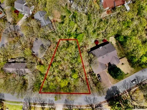 Beautifully wooded .25 acre lot ready for your new home build! Enjoy the large pavilion and newly renovated pool in the gorgeous Huntingdon subdivision centrally located in the heart of Fayetteville. Access Gulley Park and Sweetbrier Park via Razorback Greenway located within the neighborhood. Convenient access to I-49 and downtown Fayetteville, along with all this area has to offer make this lot a gem!