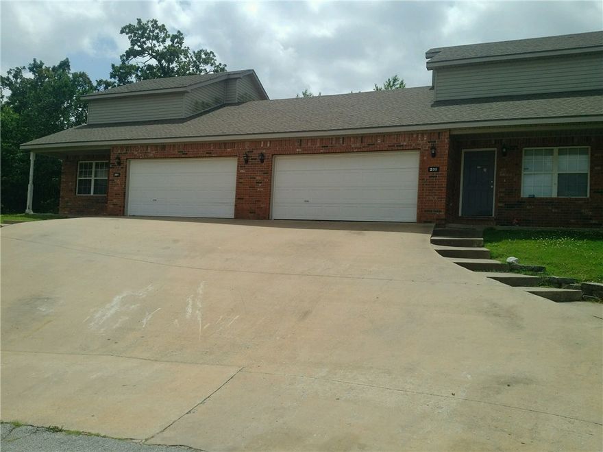 Nice duplex in Centerton featuring 3 bedrooms, 2 bathrooms & 2 car garage. Laminate wood floors in living room, carpet in bedrooms. Refrigerator, stove & dishwasher are included. New paint throughout.