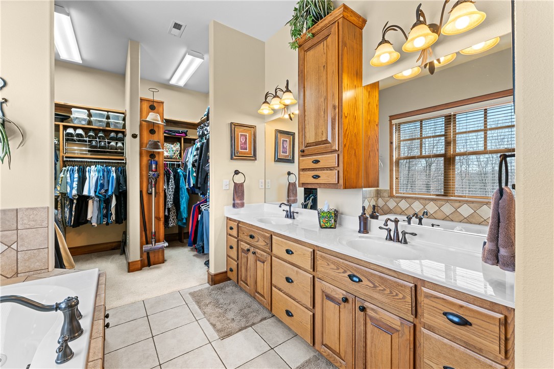 Twin Lakes Est - Residential