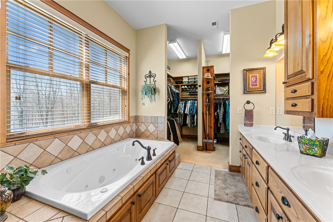 Twin Lakes Est - Residential