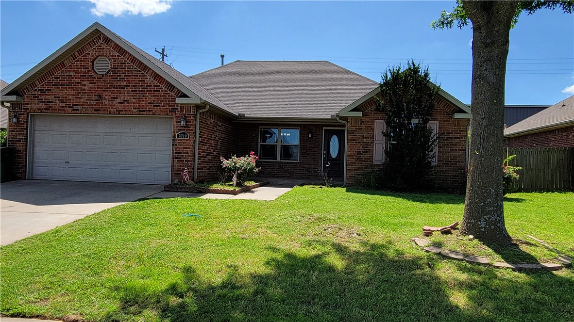 Well maintained house 3 br 2 Bath 2 Car Garage, all Brick, New Roof Installed on 10-2024, Water Filter System Throughout the House, Close to Schools, close to Shopping Center, 10 Mit. from Beaver Lake,