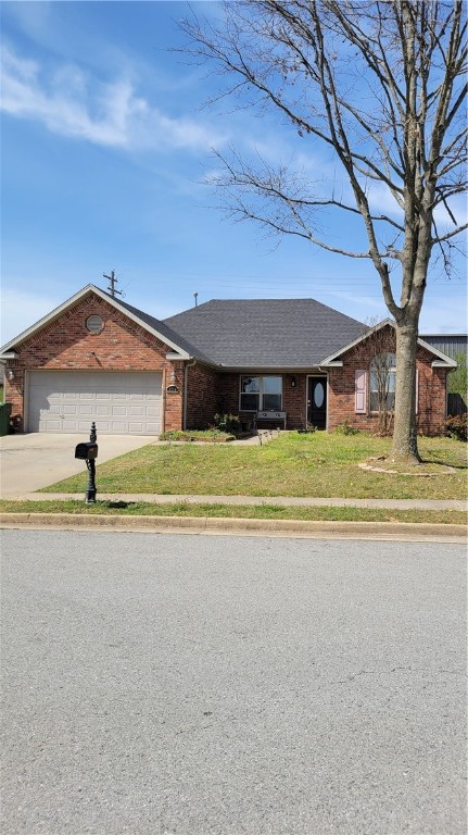 Well maintained house 3 br 2 Bath 2 Car Garage, all Brick, New Roof Installed on 10-2024, Water Filter System Throughout the House, Close to Schools, close to Shopping Center, 10 Mit. from Beaver Lake,