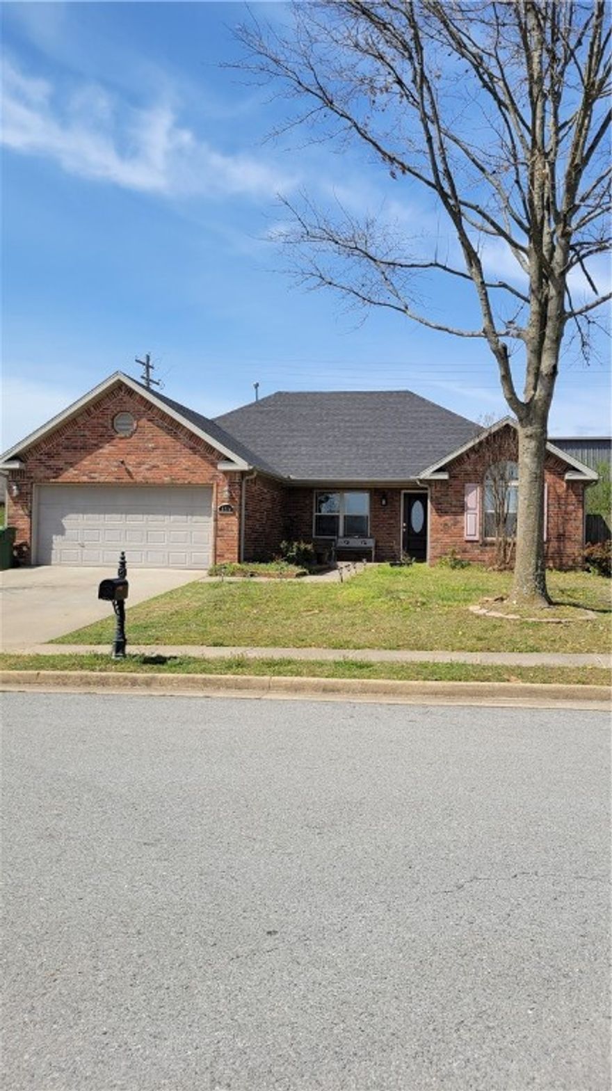 Well maintained house 3 br 2 Bath 2 Car Garage, all Brick, New Roof Installed on 10-2024, Water Filter System Throughout the House,  Close to Schools, close to Shopping Center, 10 Mit. from Beaver Lake,