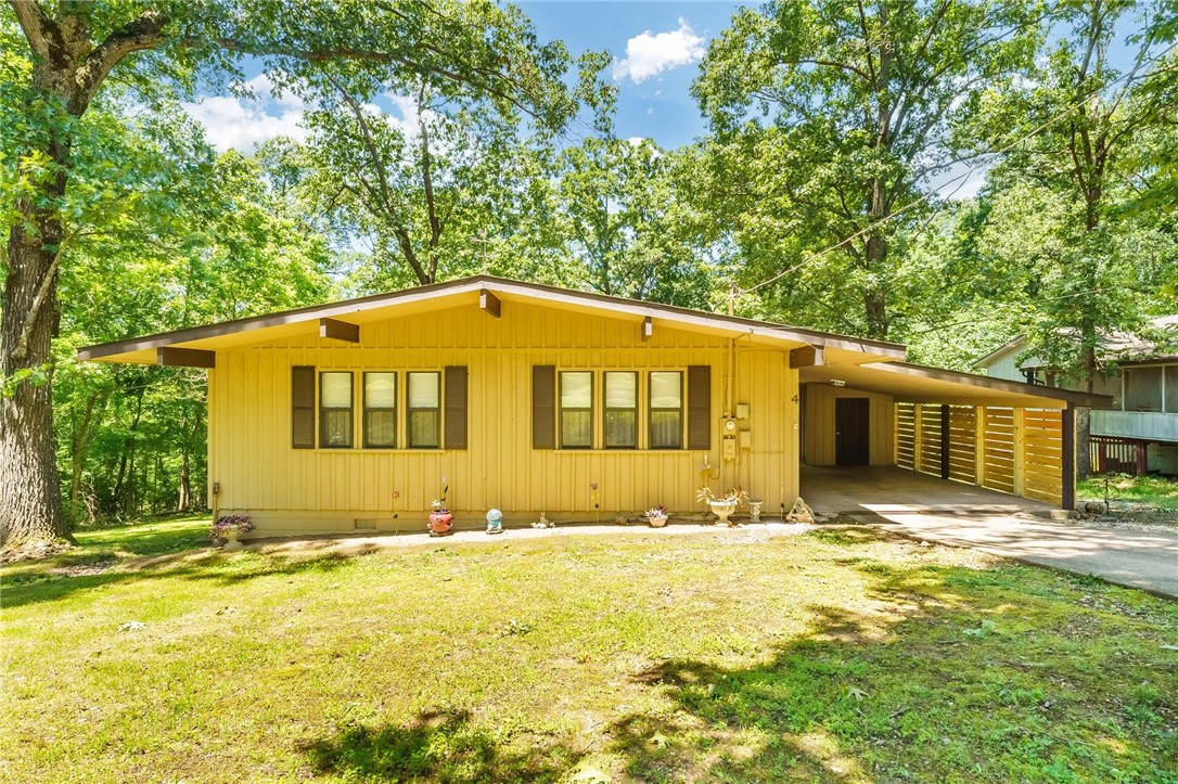 Bella Vista BUNGALOW!!! Come check out this well maintained & updated BV home. This beauty is turnkey & move-in ready with modern finishes like granite countertops, laminate floors, and a current color scheme. Enjoy natural light and lots of storage with this clean, simple floorplan. If you are looking for a property to connect you with the serenity and peace of nature, then you have found it! Must see to believe.