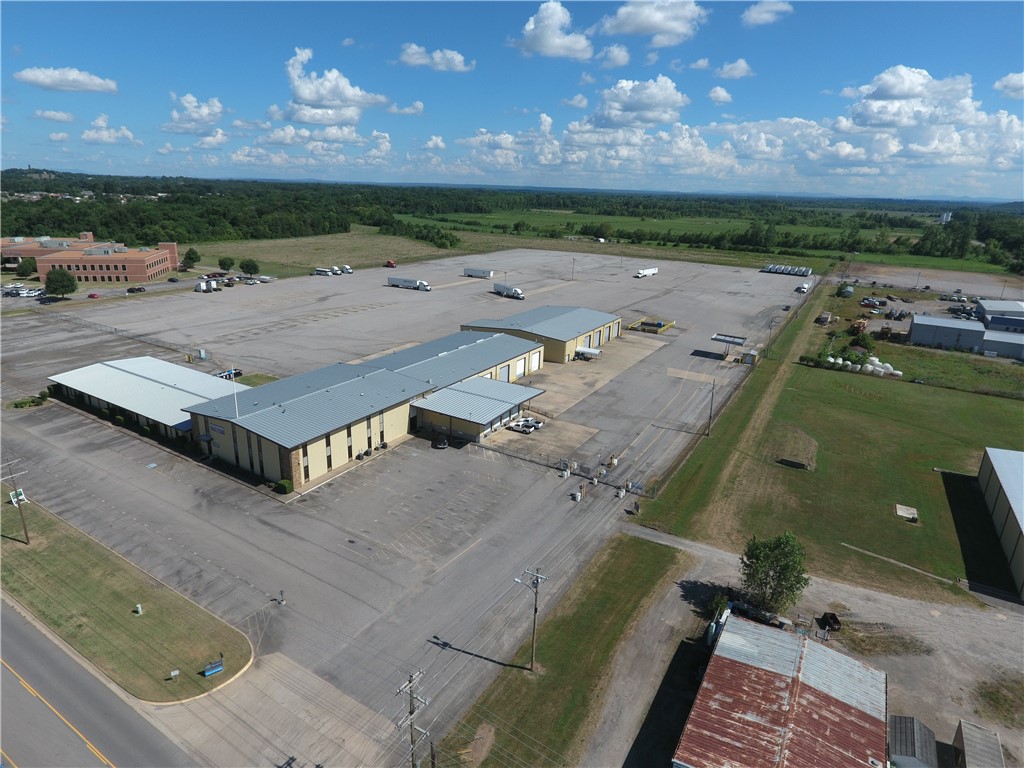 For Sale or Lease. Total building SF (2 buildings): 56,630 SF; Warehouse is 30,758 SF and Office is 25,872
SF. Total property size is 21.50 acres. Owner is flexible on leasing size for buildings or yard space. Yard
space is fully fenced and lit.