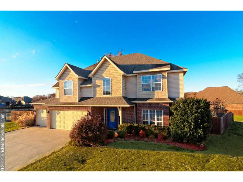 The perfect floorplan in Woods Creek, one of Bentonville's best neighborhoods, close to all that NWA has to offer. Great family home with all bedrooms upstairs, features spa tub and walk-in shower in the master bath.,Stainless steel appliances and granite counter-tops! Large lot at the end of a cul-de-sac, right next to the pool and playground.