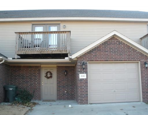 Great Townhouse in W Fayetteville. Home features brand new laminate wood flooring in living room that opens up to large kitchen with breakfast bar and dinning area, fireplace, back patio for entertaining, new carpet in bedrooms and stairs, 2 master bedrooms with there own baths and walk in closets and half bath downstairs. 1 car garage and all appliances.