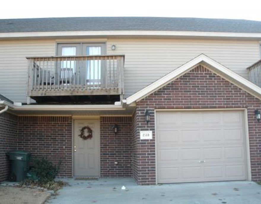 Great Townhouse in W Fayetteville. Home features brand new laminate wood flooring in living room that opens up to large kitchen with breakfast bar and dinning area, fireplace, back patio for entertaining, new carpet in bedrooms and stairs, 2 master bedrooms with there own baths and walk in closets and half bath downstairs. 1 car garage and all appliances.