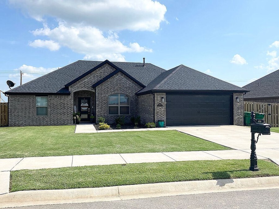 Beautiful Centerton home coming available September 2025, pre-apply now to secure your spot!
JUST north of Bentonville west. Compare on maps!
Key Features & Amenities
JUST North of Bentonville West High School, walking distance from Gamble Elementary.
Equipped kitchen with fridge, stove, oven, dishwasher
Includes washer/dryer set
Fenced backyard—ideal for pets or outdoor play
Pet-friendly! Additional fees apply.
Attached garage, open floor plan.