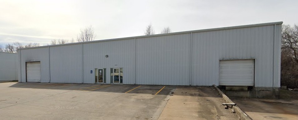SINGLE TENANT WAREHOUSE WITH ONE TRUCK WELL AND ONE PULL UP DOOR. TWO MILES FROM 1-49 IN A GREAT LOCATION. PLENTY OF PARKING IN FRONT. SMALL OFFICE/ENTRANCE AREA. FREE SPAN CONSTRUCTION. TENANT PAYS UTILITIES, PHONE AND DATA.