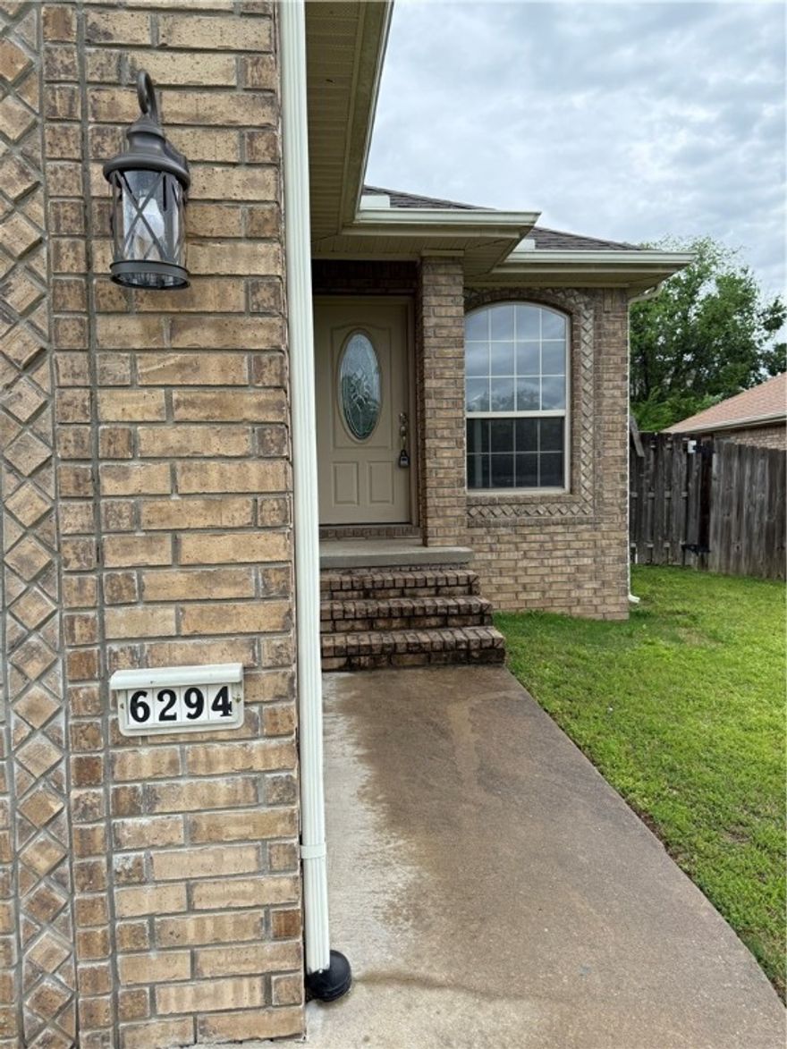 Located right off of Wedington. Fayetteville address but in Farmington school district. Close to U of A. Lawn Maintenace is included.

1 year lease
Renter will be responsible for all utilities.