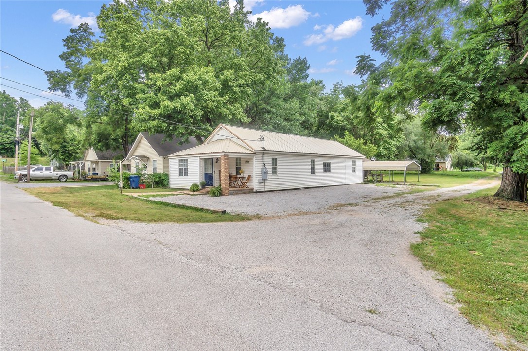 This charming home is located in the heart of Siloam Springs, AR. Enjoy the convenience of being within
walking distance of Siloam Springs downtown, the library, coffee shops, and paved trails. With 3 bedrooms
and 2 baths, this home offers a spacious opportunity for a family or investors looking for a rental property.
Note: carport not included.
New vinyl plank floors, floor joist have been replaced, new plastic barrier added under home foundation, entire home has been repainted and new baseboards added