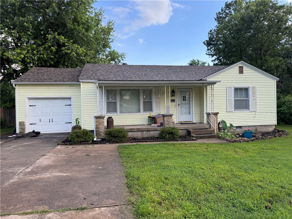 1017 Parker Ave., Springdale. Quality older home, Vinyl Siding, Large fenced yard. Vinyl plank and carpet over original hardwood floors throughout. Central heat & air, brand new architectural roof 07/25. Covered Patio, Excellent Location near shopping, restaurants, hospital, etcetera.
