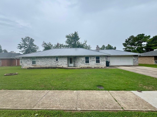 This spacious home is located just off New Hope Rd and Walking distance to Bonnie Grimes Elementary and Elmwood Middle School. Home has amenities like 3cm granite counter tops, black stainless steel appliances, luxury vinyl plank flooring in Living room and hall way, custom tiled showers, 2" faux wood blinds, ceiling fans in all rooms and a 2 car garage all sitting on a /.34 acre lot in the Heart of Rogers.