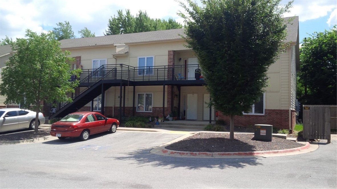 Nice apartment on U of A bus route. Featuring 2 bedrooms, 1.5 baths, very spacious. Open floor plan with nice sized living room & kitchen, breakfast bar, & all appliances. Carpet in bedrooms & vinyl wood flooring in living room. New paint. Downstairs unit.