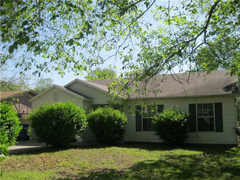 GREAT HOME CLOSE TO THE DOWN TOWN AREA, 3 BED 2 BATH, INCLUDES REFRIGERATOR, WASHER AND DRYER, FENCED YARD