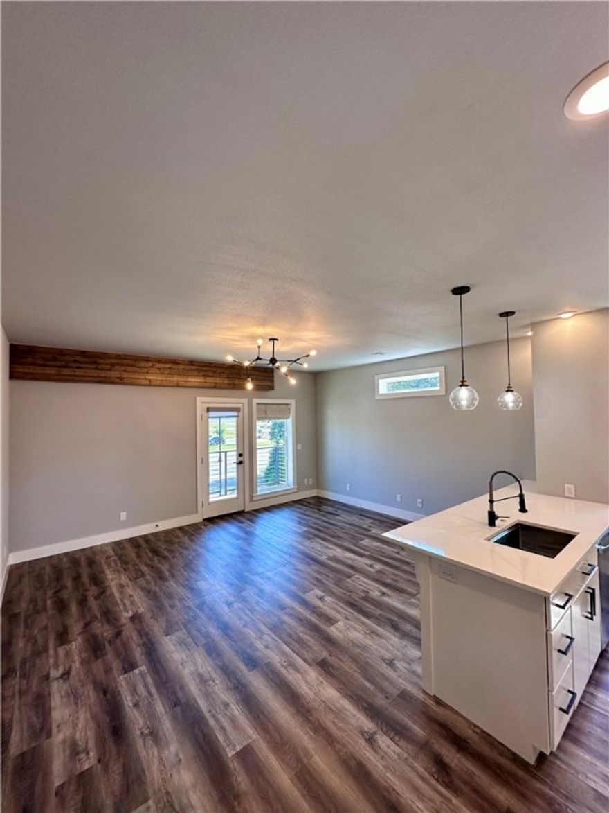 I Street Landing is centrally located in Bentonville and is across the street from The Louise at Thaden Field restaurant, Osage Park and the municipal airport. This one bedroom suite offers abundant natural light, open-concept floorplan great for a spacious feel, and modern finishes. The property also has an on-site parking lot, dumpster, dog park, and management for your convenience.