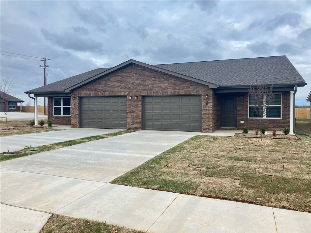 Brand new duplexes in Bentonville close to NWA Reginal Airport for lease. Home features 3 bedrooms, 2 bathrooms, 2 car garage, LVP throughout home, granite countertops, ceiling fans, open floorplan, covered back patio for grilling/entertaining, fenced in yard and all appliances included. 1 month free rent for tenant with all 1-year leases signed by May 15, 2025.