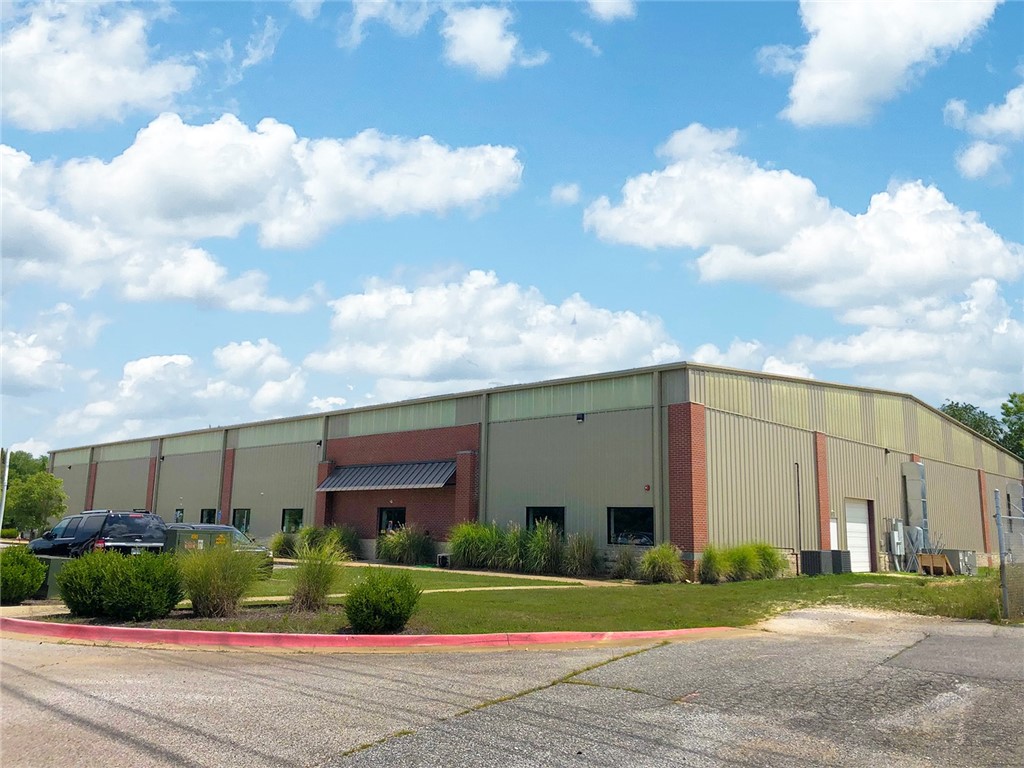 **By appt only.**
High-profile building for sale in Springdale, Arkansas with strong tenant reputation. Open concept facility with observation area, two floors and multiple offices. Convenient to dense residential neighborhoods and quick access to major retailers and Interstate 49. Easy conversion to warehouse with loading dock and high clearance. Lease through December 2025. Financials available by request.
• 26,532-square-foot building
• Utilized as a volleyball center
• Built in 2013 and remodeled in 2021
• Approximate 25-foot ceiling height
• Fully sprinkled
• Financials available by request